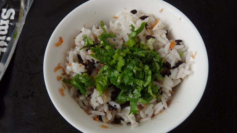 培根杂粮饭卷,取出饭,拌入<a style='color:red;display:inline-block;' href='/shicai/ 131'>香菜</a>