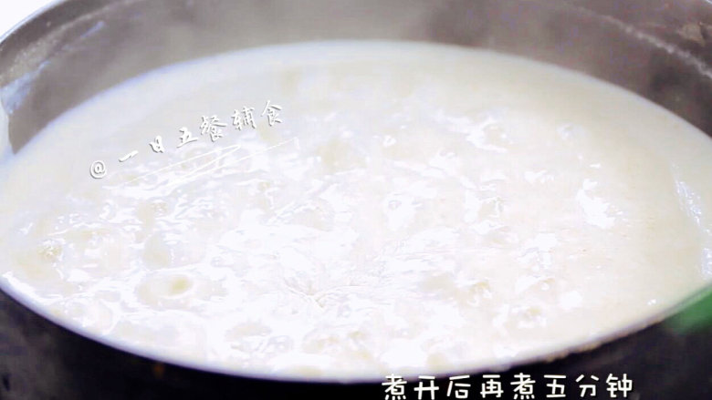 鹰嘴豆杏仁糊 宝宝辅食,营养高又快手的早餐, 刚煮有点泡沫没关系,煮煮就没有了。闻到浓浓的乳味,用早餐的香气唤醒家人吧!