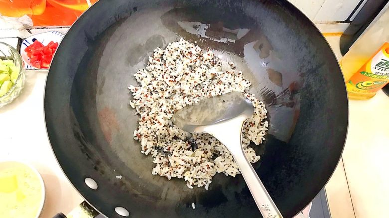 黄金牛油果藜麦炒饭,倒入藜麦米饭,翻炒片刻,尽量打散米饭!