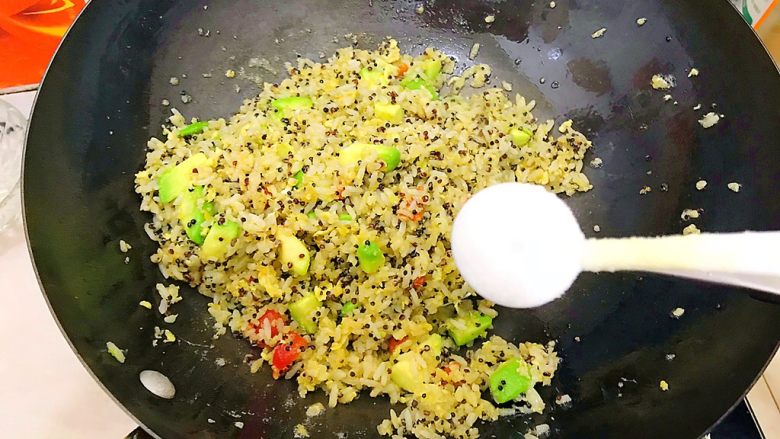 黄金牛油果藜麦炒饭,加一小勺盐!