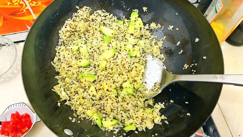 黄金牛油果藜麦炒饭,翻炒均匀!