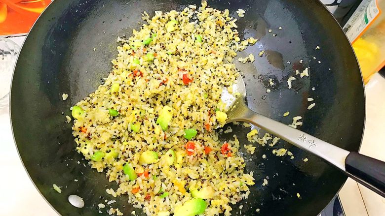 黄金牛油果藜麦炒饭,翻炒均匀,即可!