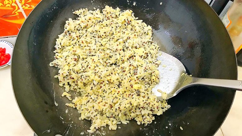 黄金牛油果藜麦炒饭,一开始会有一点湿,给点耐心,翻炒三四分钟之后米饭粒就会颗粒分明了!