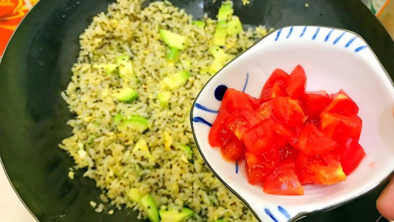 黄金牛油果藜麦炒饭,再加入小番茄!