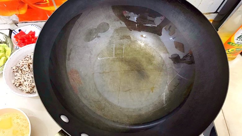 黄金牛油果藜麦炒饭,起油锅,油可以稍微多一点点!