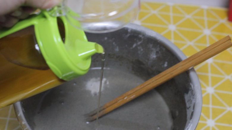 五谷薄饼任性卷 ,加三大勺左右的食用油搅拌均匀,这样做是为了摊饼的时候锅里不用放油。