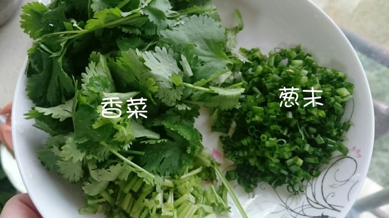 水煮龙利鱼,小葱切末,香菜