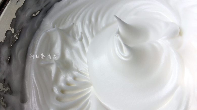 焦糖戚风,每个角落都要打到哦!此时蛋白霜应该能提起尖角、细腻、有光泽。