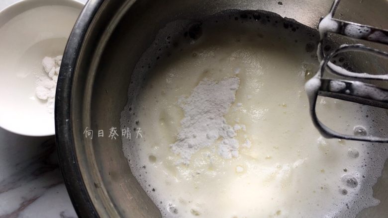 焦糖戚风,接下来高速打发蛋白至粗泡,加1/2糖继续高速搅打。