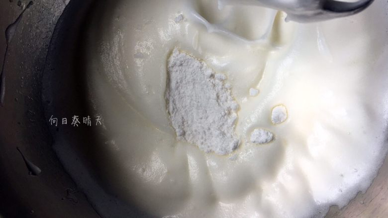 焦糖戚风,搅打至湿性发泡后加入剩余糖,转中低速继续搅打至干性发泡。