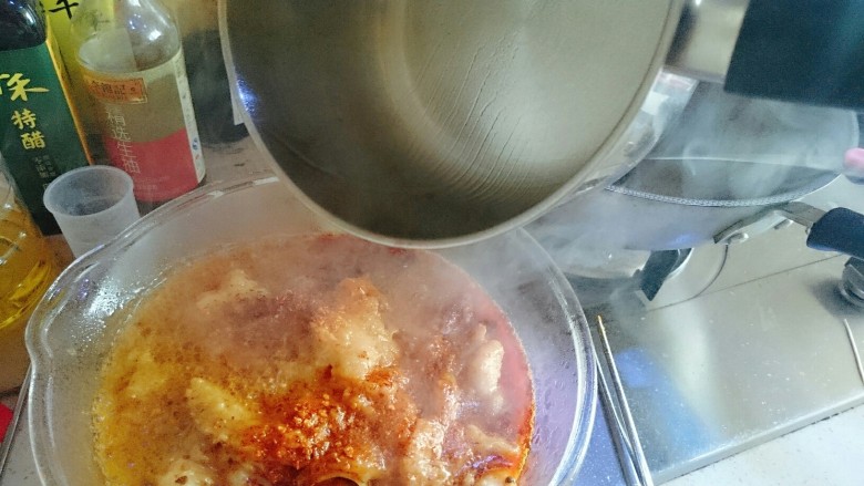 水煮龙利鱼,鱼煮好以后,连汤一起倒入事先已经垫低素菜的碗里,撒上<a style='color:red;display:inline-block;' href='/shicai/ 9613'>辣椒面</a>,淋上热油。
