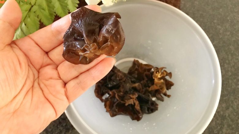 上汤芦笋,黑莫耳泡发好后,去蒂撕成小块,