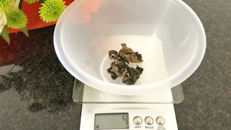 上汤芦笋,4g的干黑莫耳,