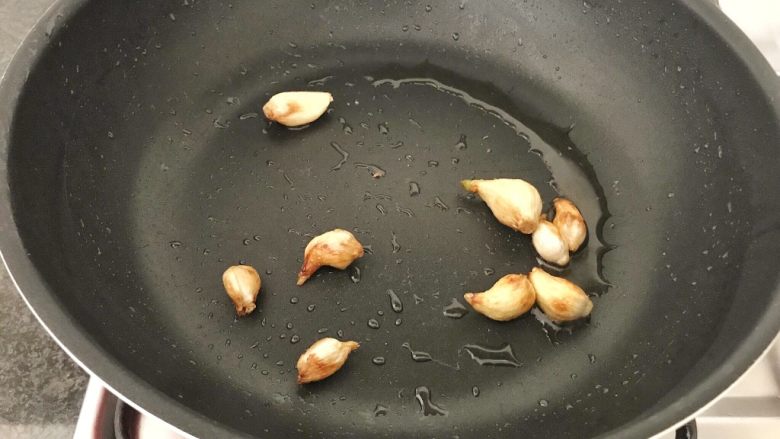 上汤芦笋,用小火煎至金黄,