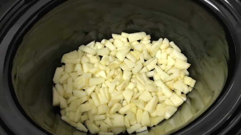 苹果酱~自制更安全,砂锅里先一层苹果粒