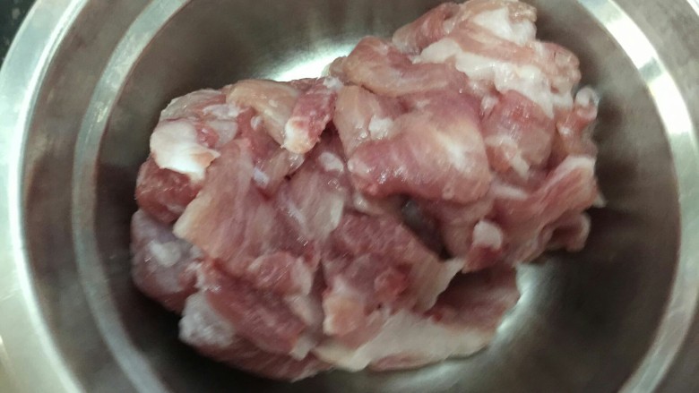 肉炝青红丝,肉洗干净沥干水,切片或切丝