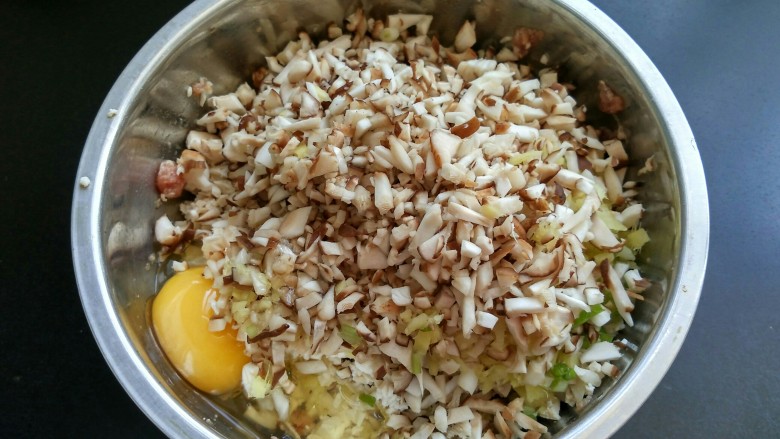 豆腐珍珠丸子,将切好的香菇,生姜,葱白,豆腐,放入肉沫中,并打入一个<a style='color:red;display:inline-block;' href='/shicai/ 9'><a style='color:red;display:inline-block;' href='/shicai/ 9'>鸡蛋</a></a>。