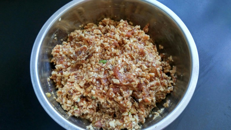 豆腐珍珠丸子,用筷子一个方向搅拌均匀,搅拌的时间长一点会越好吃。