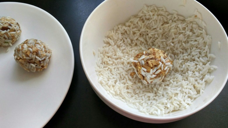 豆腐珍珠丸子,将肉沫捏成一个肉圆子,然后放入泡好的糯米中,将每一个丸子均匀的蘸上糯米,然后放入盘中。