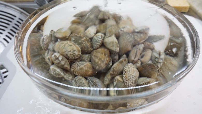 葱油花蛤,倒去脏水,冲洗干净,多几遍