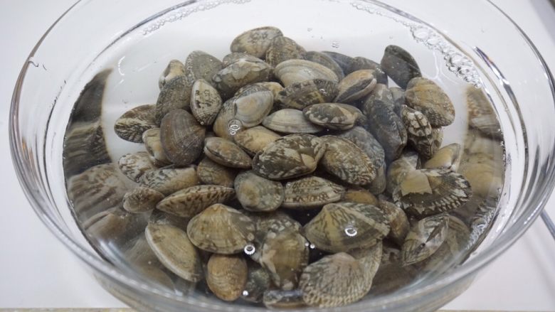 葱油花蛤,用手搅拌一下(促进盐溶解)