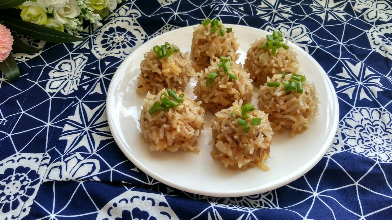 豆腐珍珠丸子,时间到,撒上香葱,味道鲜美,香味浓郁,软糯可口的豆腐珍珠丸子做好了,可以美美的享用啦!