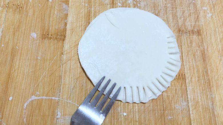 饺子皮版鸡蛋灌饼,准备一把叉子,用叉子得前端用力把两张饺子皮压紧。如图所示!