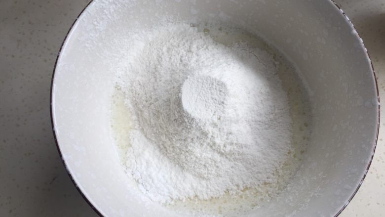 蒸蛋糕(6寸),然后筛入低粉。
