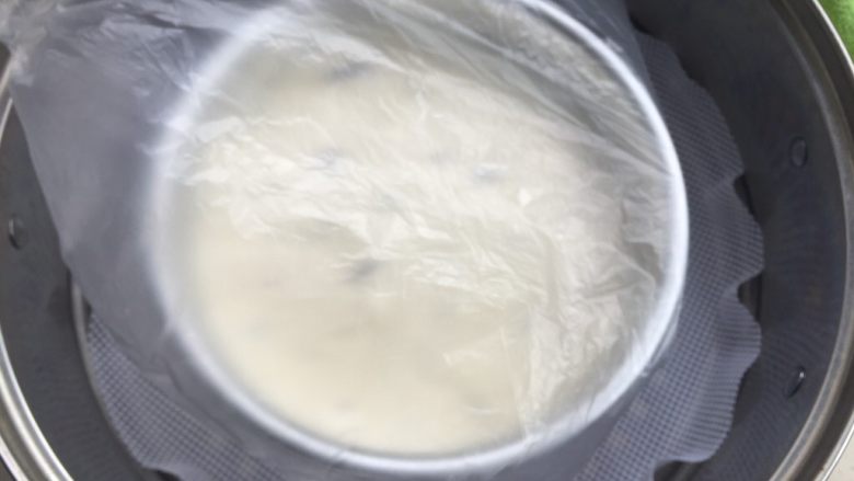蒸蛋糕(6寸),装入6寸圆模。震一下。然后套个大号保鲜袋扎紧口密封。放入煮沸水的蒸锅开始蒸。(蒸锅底铺个蒸馒头的布更好,防止蒸汽太大)