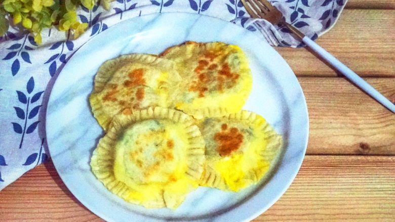 饺子皮版鸡蛋灌饼,两面都烙至金黄色就可以出锅了。美味不可挡哦！