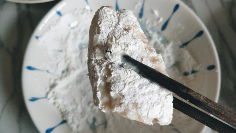 香酥炸鸡翅,沾好蛋液的鸡翅放入淀粉中滚一下,使鸡翅包裹淀粉。