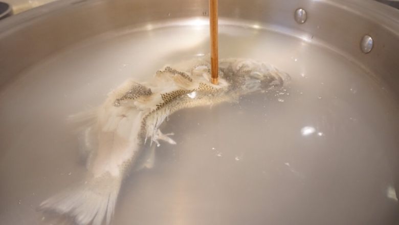 无火鲈鱼,准时10分钟,开盖,用筷子在鱼肉最厚处戳一下,熟了就能起锅