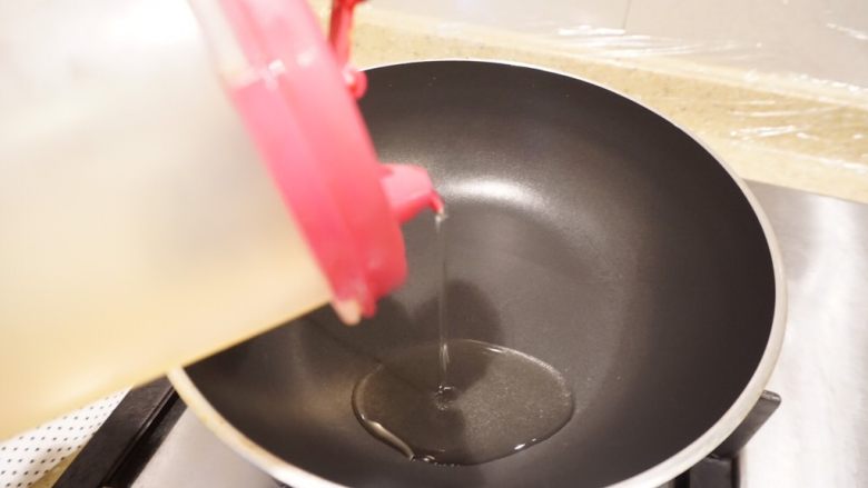 无火鲈鱼,差不多到7-8分钟时,旁边再取一口锅,加入适量的食用油