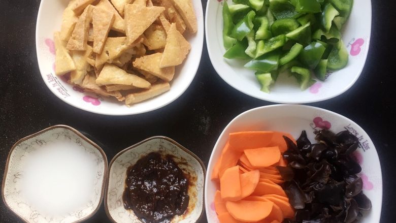 家常豆腐,所有的食材都准备好了,接下来开始煸炒。