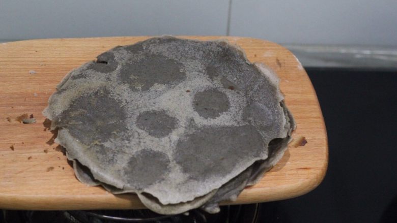 五谷薄饼任性卷 ,直接倒扣在案板上薄饼就自己掉下来了,再翻面热几秒就好。如此反复,家里四口人吃饭我摊了二十几张。