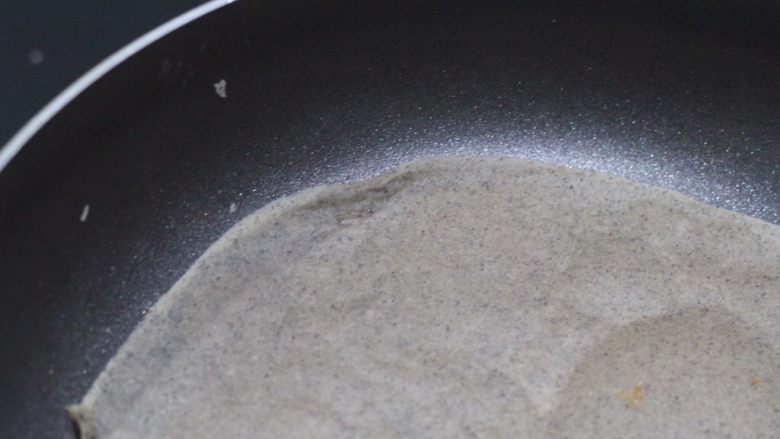 五谷薄饼任性卷 ,看到薄饼的边缘熟透翘起说明薄饼已经好了,可以脱离锅了。