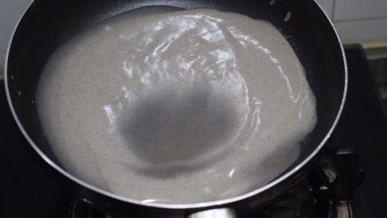 五谷薄饼任性卷 ,小火加热,可以看到中间那部分是小火苗的中心,最先变色熟透。