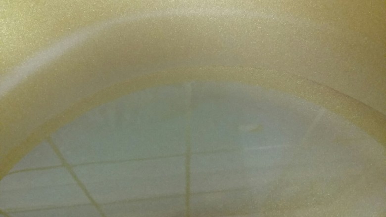 花生酱,在锅里把油烧热,烧到为微微冒烟,然后放凉备用。