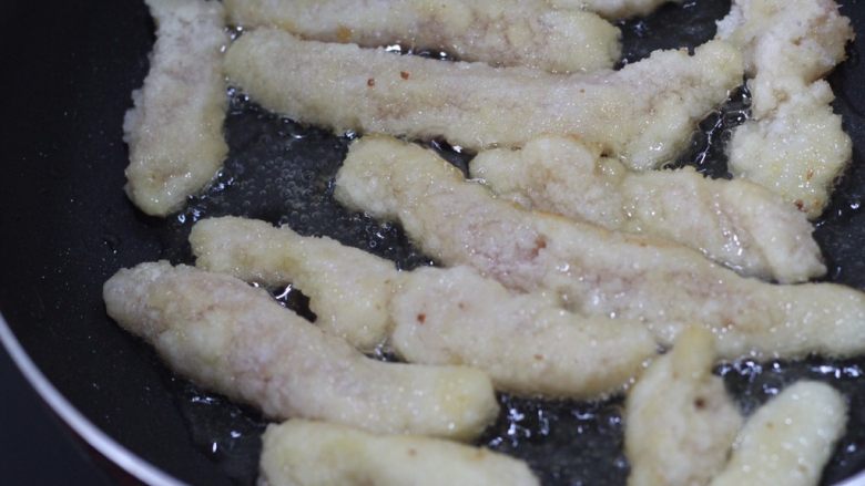五谷薄饼任性卷 ,速冻半成品鸡柳直接冷冻状态下锅煎,煎到鸡柳变软纠正好形状,小火煎。