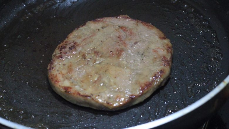 五谷薄饼任性卷 ,小火慢煎,一面煎两分钟就好。时间长了肉质容易变硬。