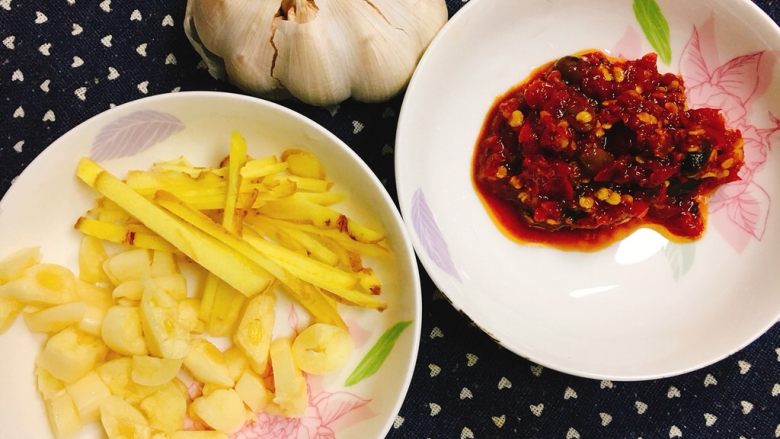 农家小炒肉,姜蒜切片、切丝,剁辣椒少许