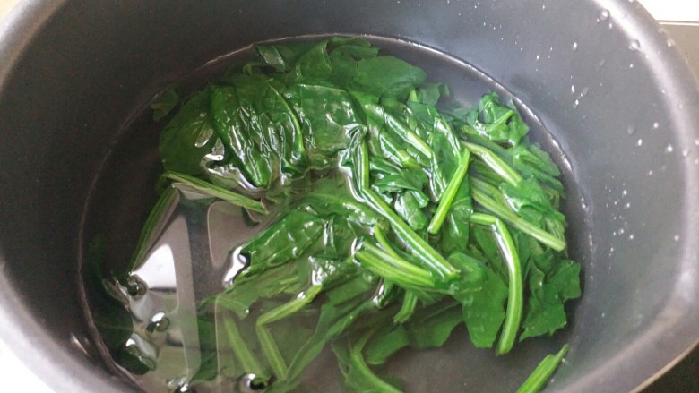 菠菜鸡蛋糕,菠菜放入开水锅里焯烫1分钟取出,攥干水分