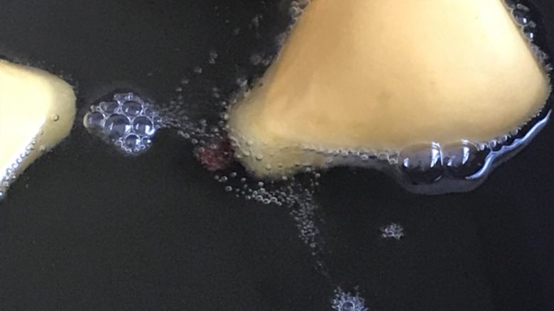 南瓜雪梨,小火热锅,放入食用油,油要多。中途要不断翻身,让梨均匀受热。