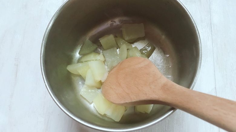 酸甜草莓紫薯土豆泥,晾凉把土豆捣成泥。