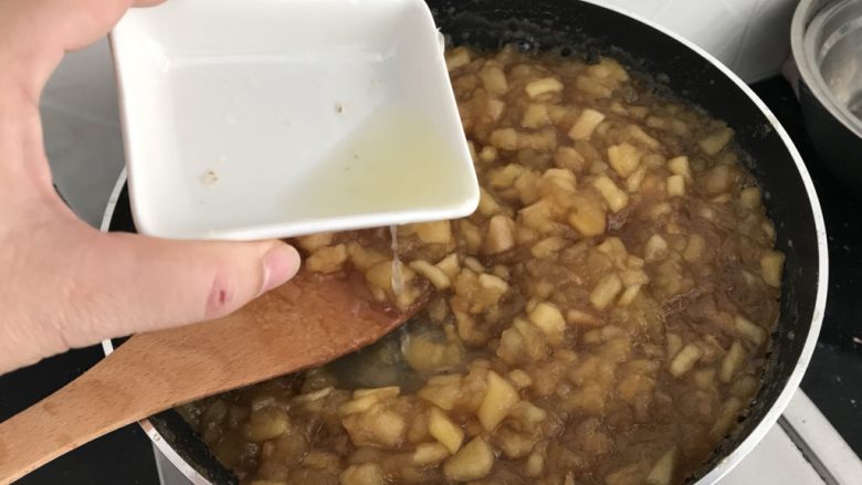 苹果酱~自制更安全,炒到水份干,开始粘稠时加入柠檬汁继续炒,这时候要多搅动哟
