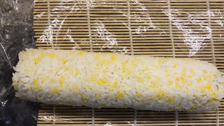 肉松寿司,卷好后在多捏几下定型以防松开,卷好后打开保鲜膜