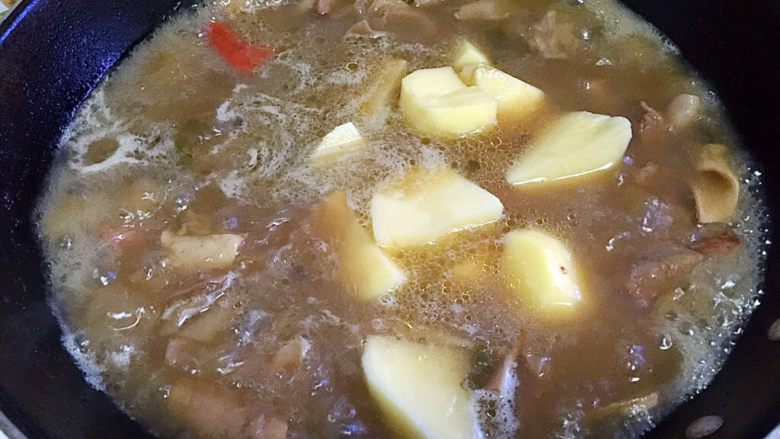 牛腩炖土豆,牛腩炖40分钟后放入土豆块,此时放盐调味,继续炖15分钟至汤汁浓稠。