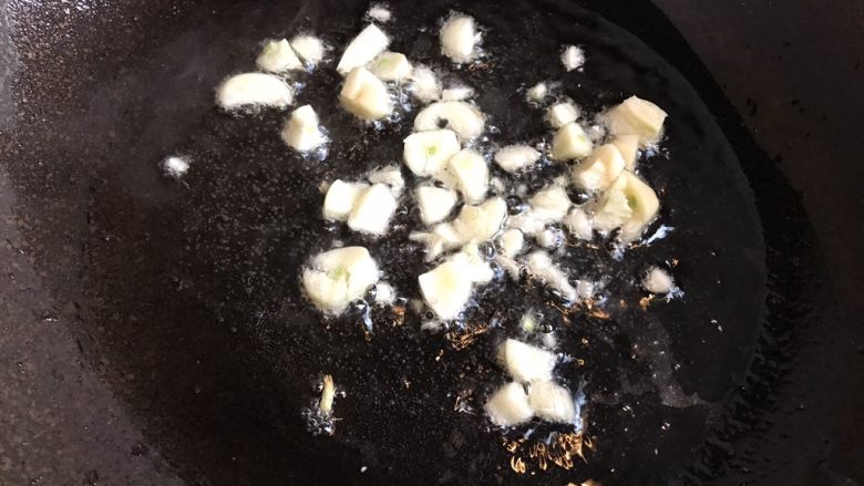 番茄肉末意大利面,锅中放入适量油,加入大蒜爆香