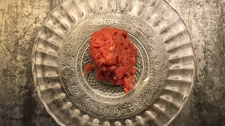 番茄肉末意大利面,<a style='color:red;display:inline-block;' href='/shicai/ 414'>猪肉</a>切碎,加入少许料酒腌制