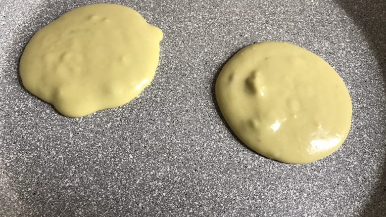 牛油果松饼,平底锅小火加热,用汤勺舀一勺从高处慢慢滴入平底锅中